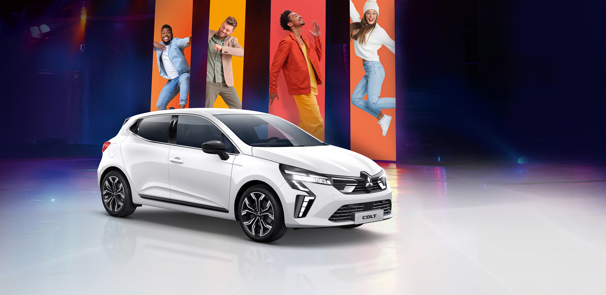 Eine Bühne mit dem COLT Edition und Bannern im Hintergrund auf denen lachende Menschen zu sehen sind